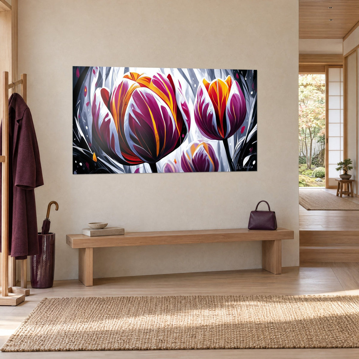Schilderij boeket bolbloemen in magenta en felle oranje, dikke penseelstreken, opgehangen naast een bank van licht hout