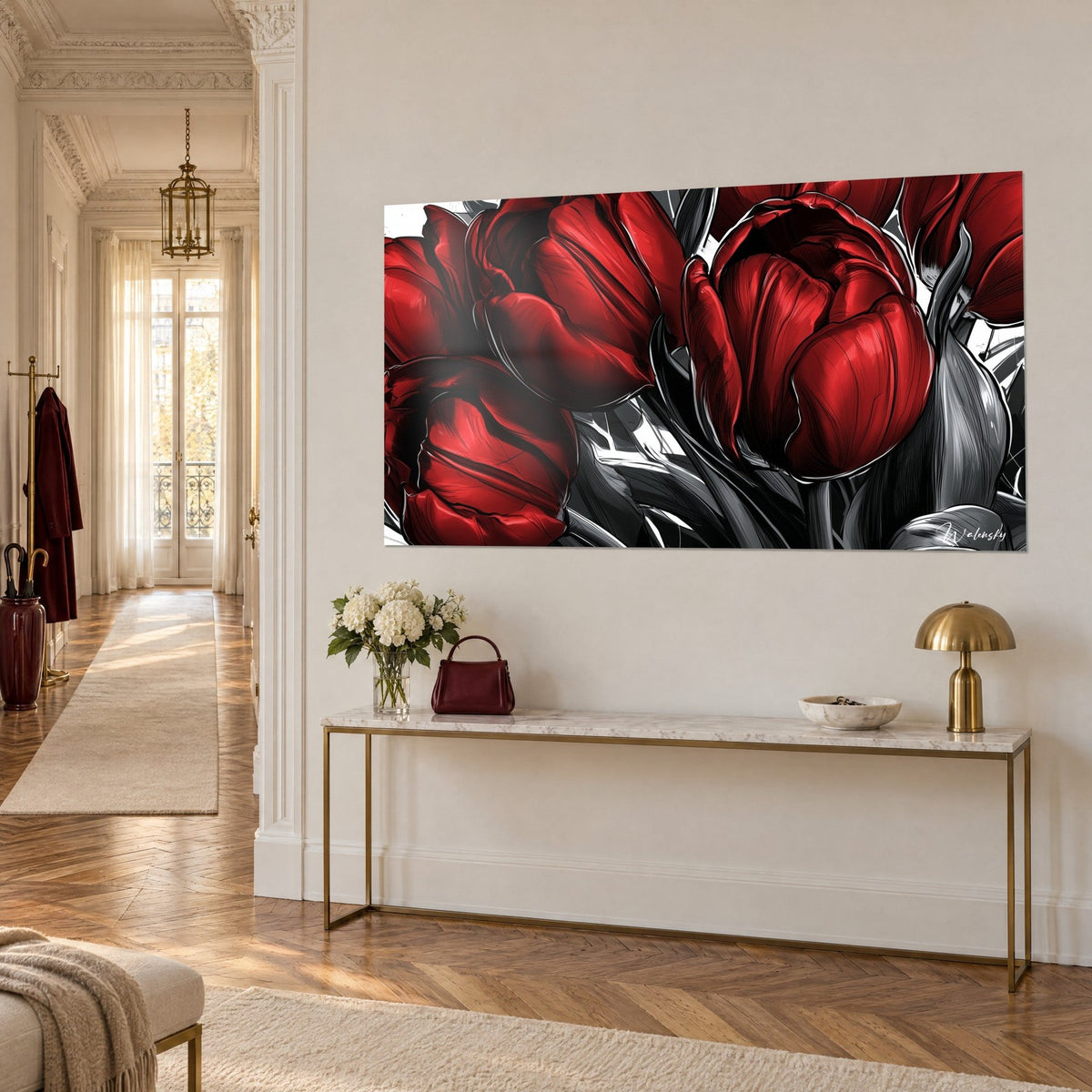 Tableau bouquet de fleurs pourpres sur fond blanc, cadrage trois-quarts au-dessus d'une console dorée, mur beige haussmannien