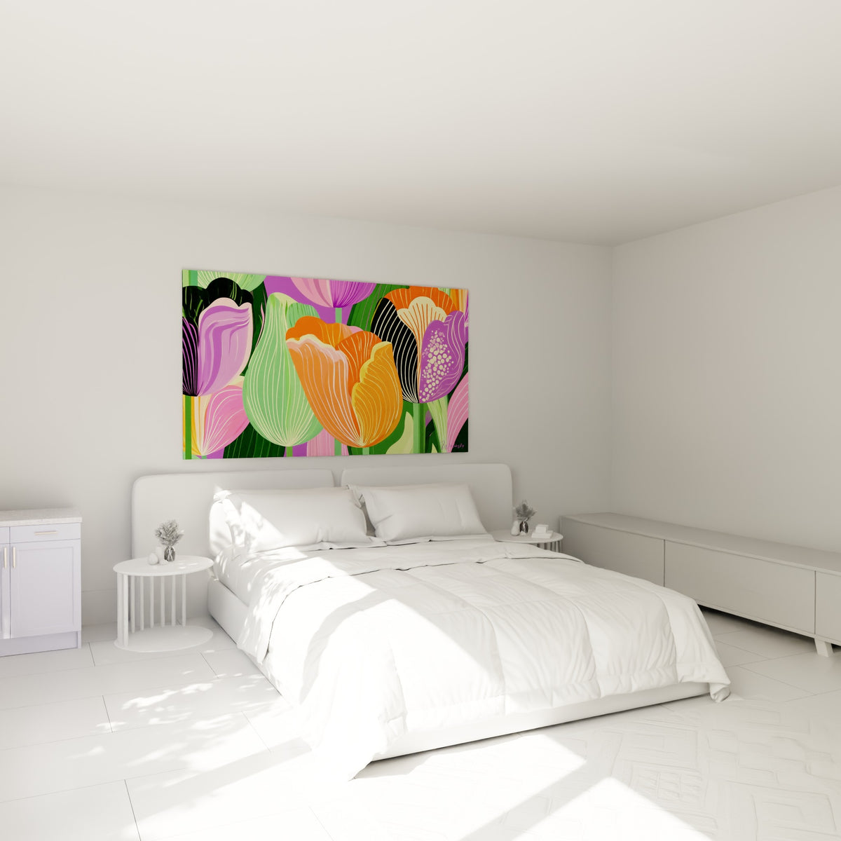 Bouquet de tulipes orange et violettes aux nervures crème, accroché au-dessus d'un lit dans une chambre claire
