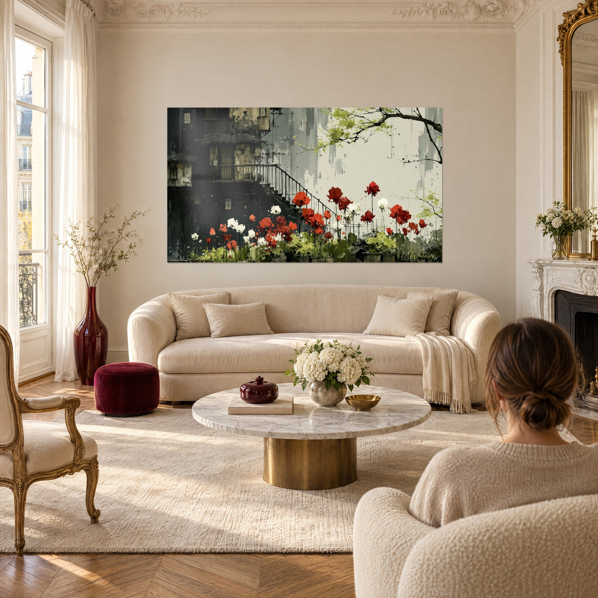 Tableau tulipes rouges et blanches au pied d'un escalier noir, fond gris coulant, au-dessus d'un canapé dans un salon lumineux