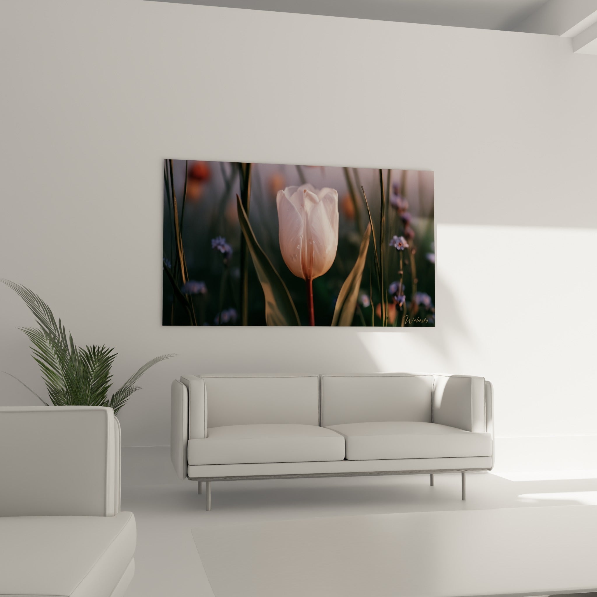 Tulipe blanche rosée entourée de tiges vertes, accrochée au-dessus d'un canapé dans un salon lumineux