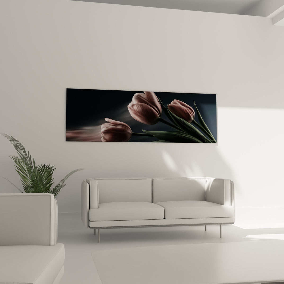 Bouquet de tulipes roses au feuillage vert sombre au-dessus d'un canapé dans un salon lumineux
