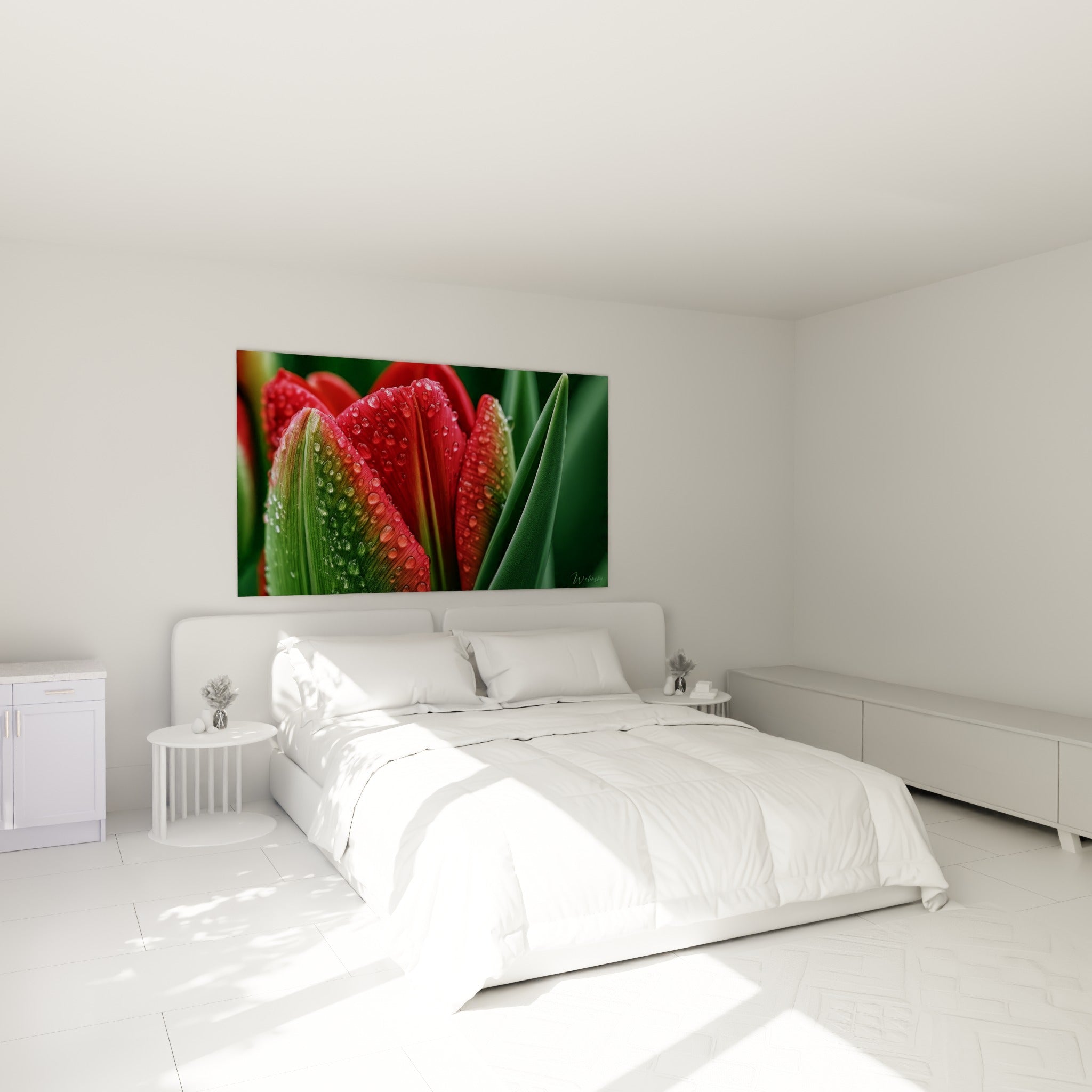 Pétales rouges et verts perlés de rosée d'une tulipe suspendus au-dessus d'un lit dans une chambre claire