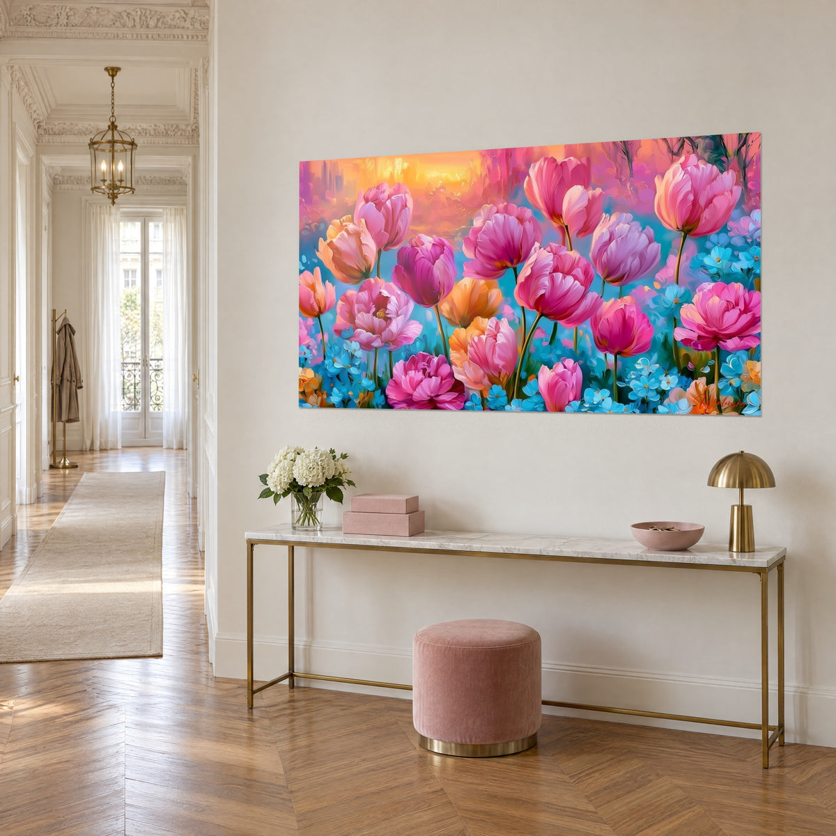 Gemälde Strauß aus Magentapfingstrosen und Tulpen zwischen blauen Vergissmeinnicht, bernsteinfarbener Lichtschein, auf einer Marmorkonsole, Haussmann-Eingangsbereich