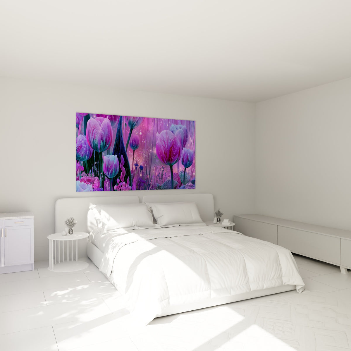 Tulipes violettes et bleu pastel rosées, au-dessus d'un lit dans une chambre claire
