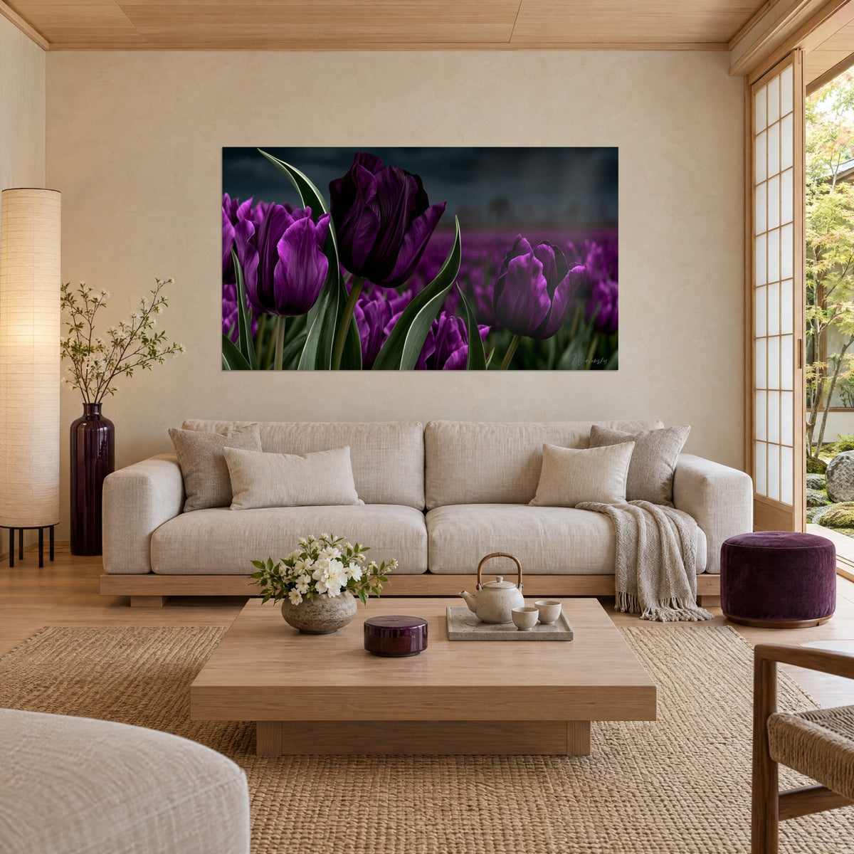Tableau champ de tulipes pourpres sous un ciel d'orage gris sombre, feuilles vert profond, au-dessus d'un canapé dans un salon lumineux