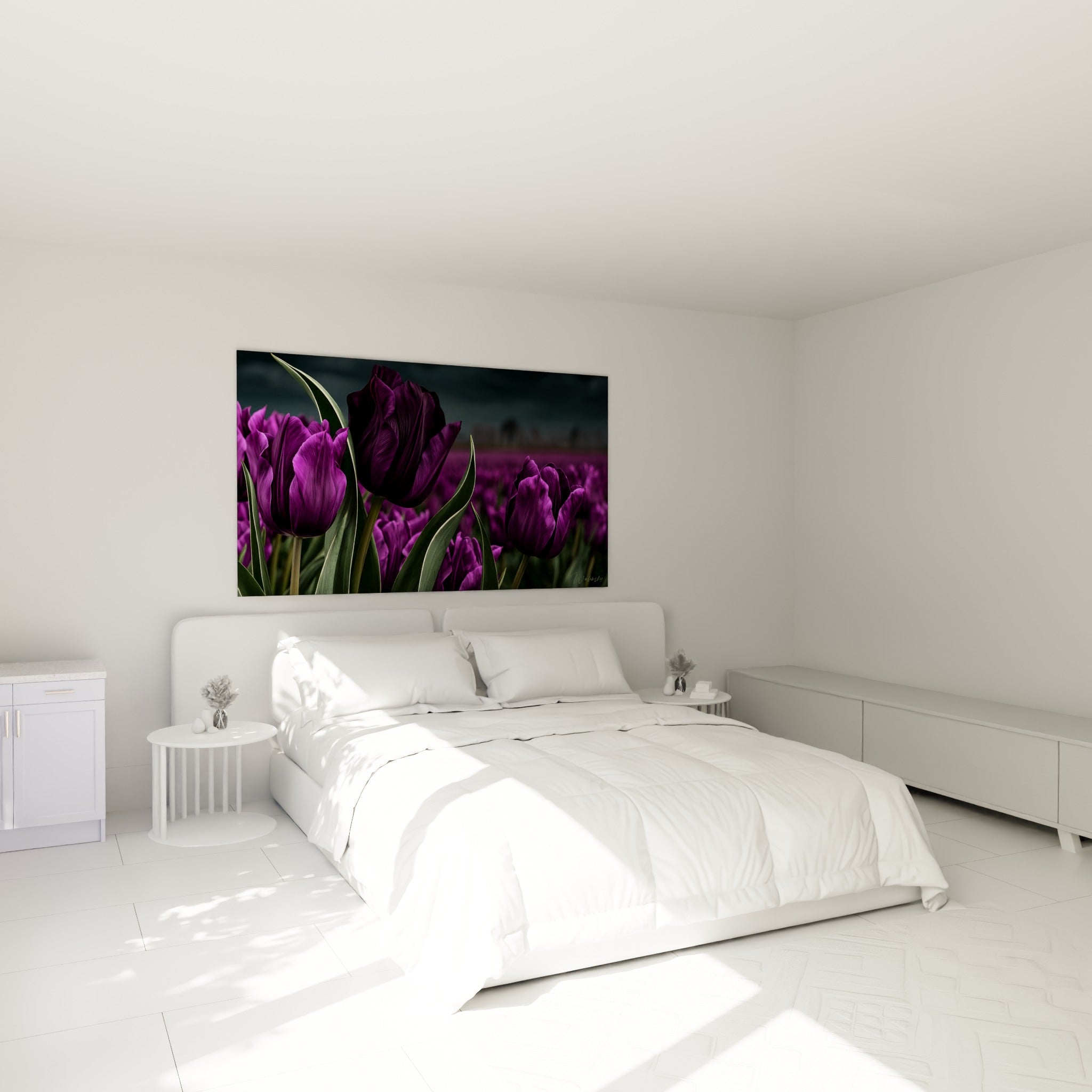 Trois tulipes pourpres et vert sauge aux tiges élancées, au-dessus d'un lit dans une chambre claire