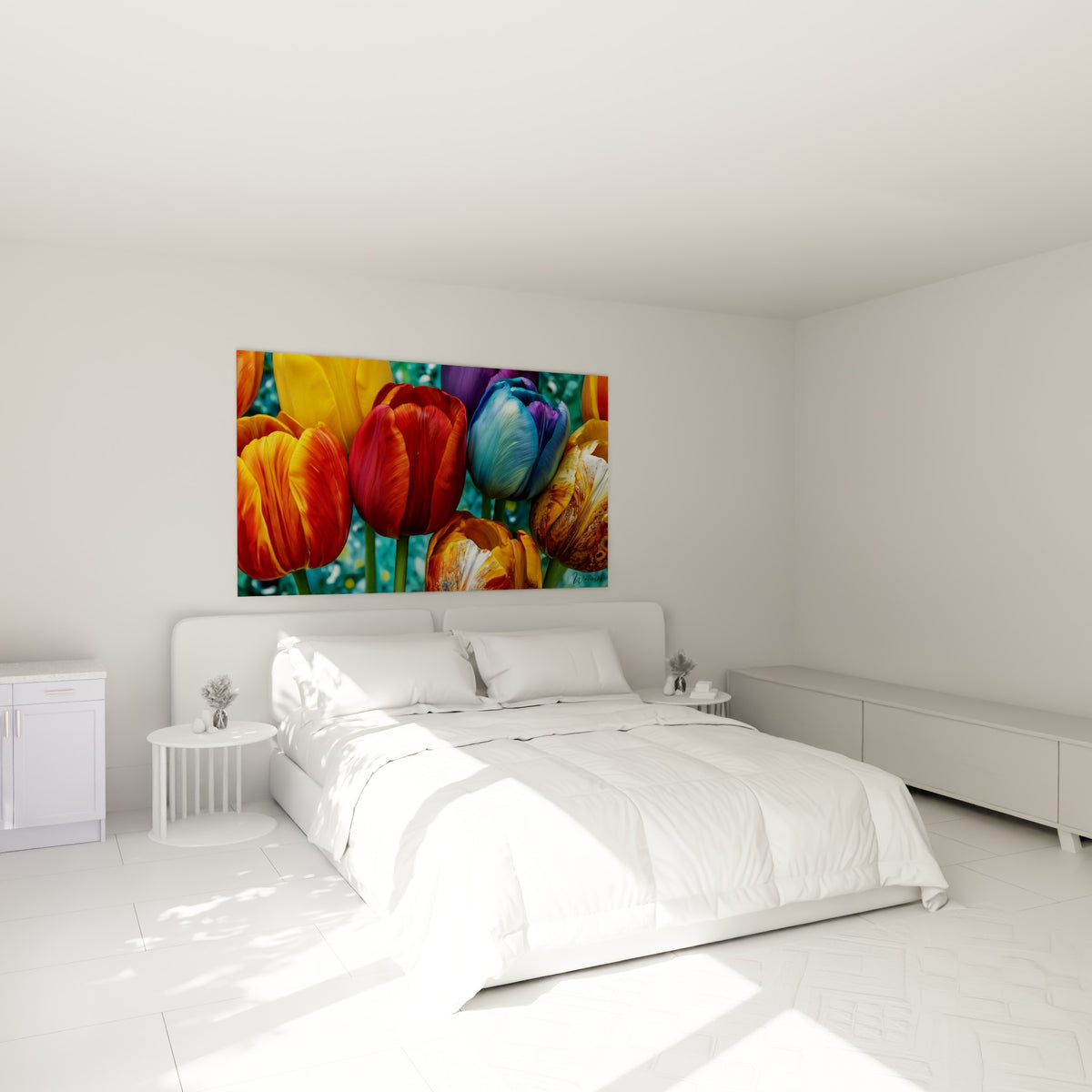 Bouquet de tulipes rouge et violet aux nervures fines, au-dessus d'un lit dans une chambre claire
