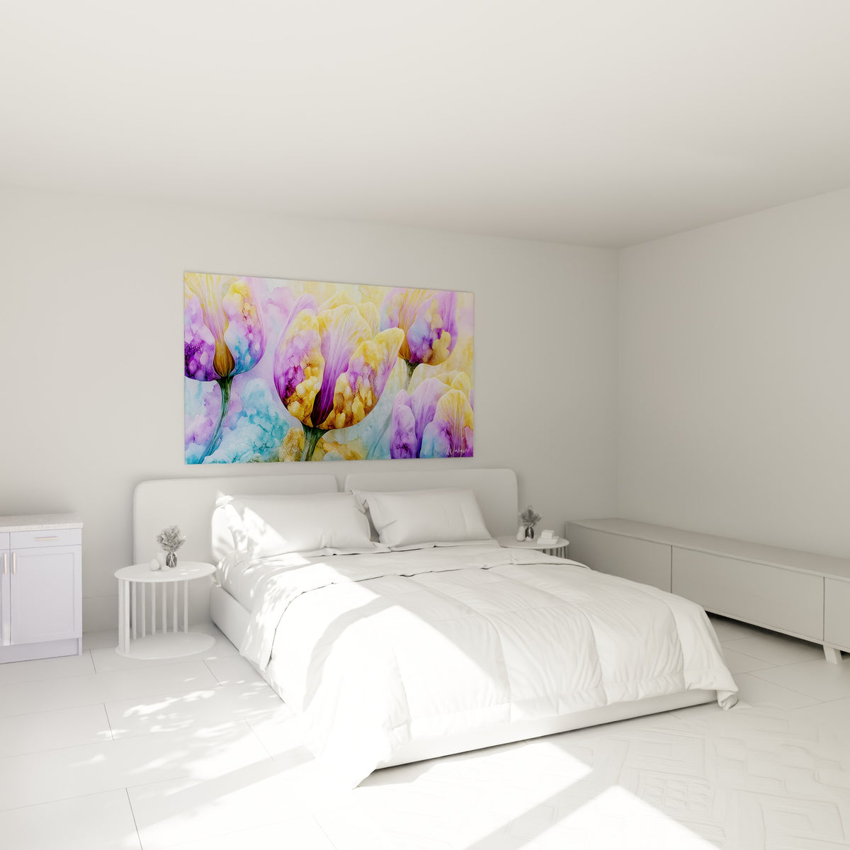 Bouquet de tulipes dorées et violettes en fondu aquarelle, au-dessus d'un lit dans une chambre claire