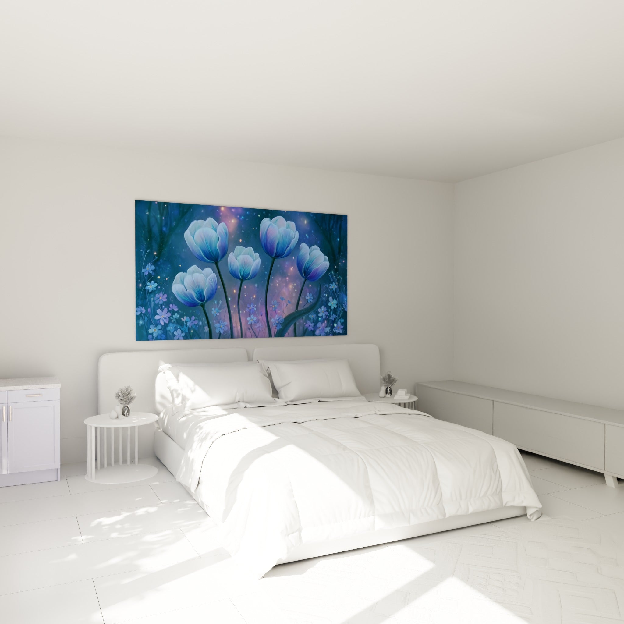 Tulipes turquoise et violettes aux pétales délicats, au-dessus d'un lit dans une chambre claire