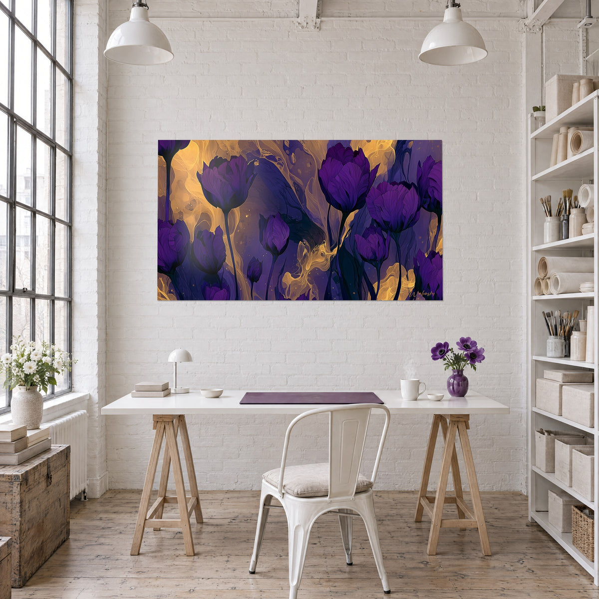 Tableau fleurs de printemps indigo et safran, fond marbré doré, mur de brique blanche au-dessus d'un bureau blanc