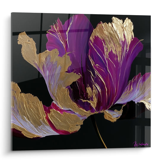 Tulipe violette et dorée aux pétales texturés se déployant sur un fond noir profond
