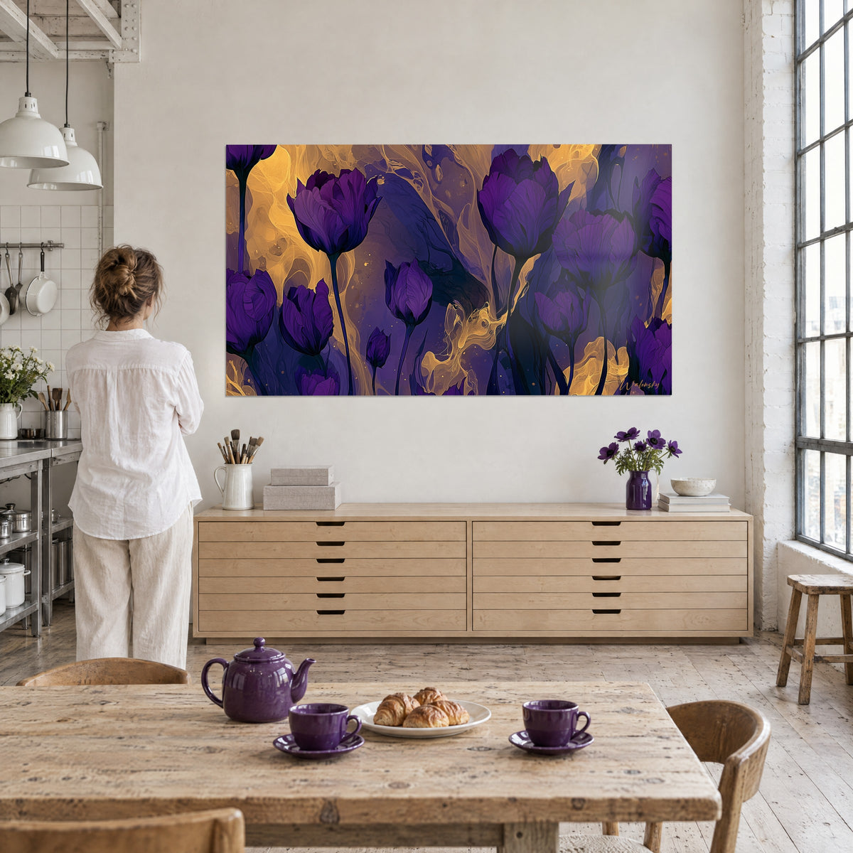 Tableau pétales mauves veinés dans des arabesques jaune miel, une femme de dos devant une table de petit-déjeuner