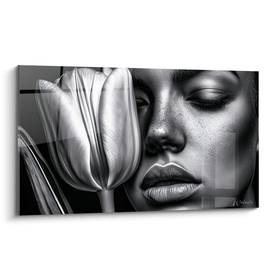 Visage féminin gris anthracite et tulipe blanche en gros plan photoréaliste noir et blanc