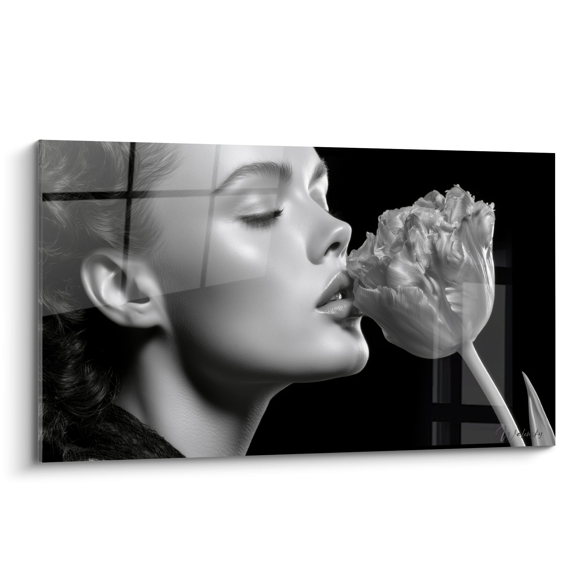 Tulipe blanche respirée par un visage de profil sur fond noir profond et texture graphique délicate