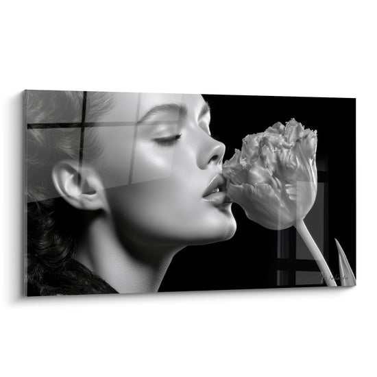Tulipe blanche respirée par un visage de profil sur fond noir profond et texture graphique délicate