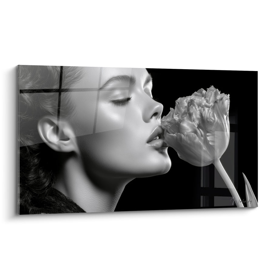 Tableau Portrait respirant une tulipe noir et blanc - Souffle de sérénité - Edition Tulipe