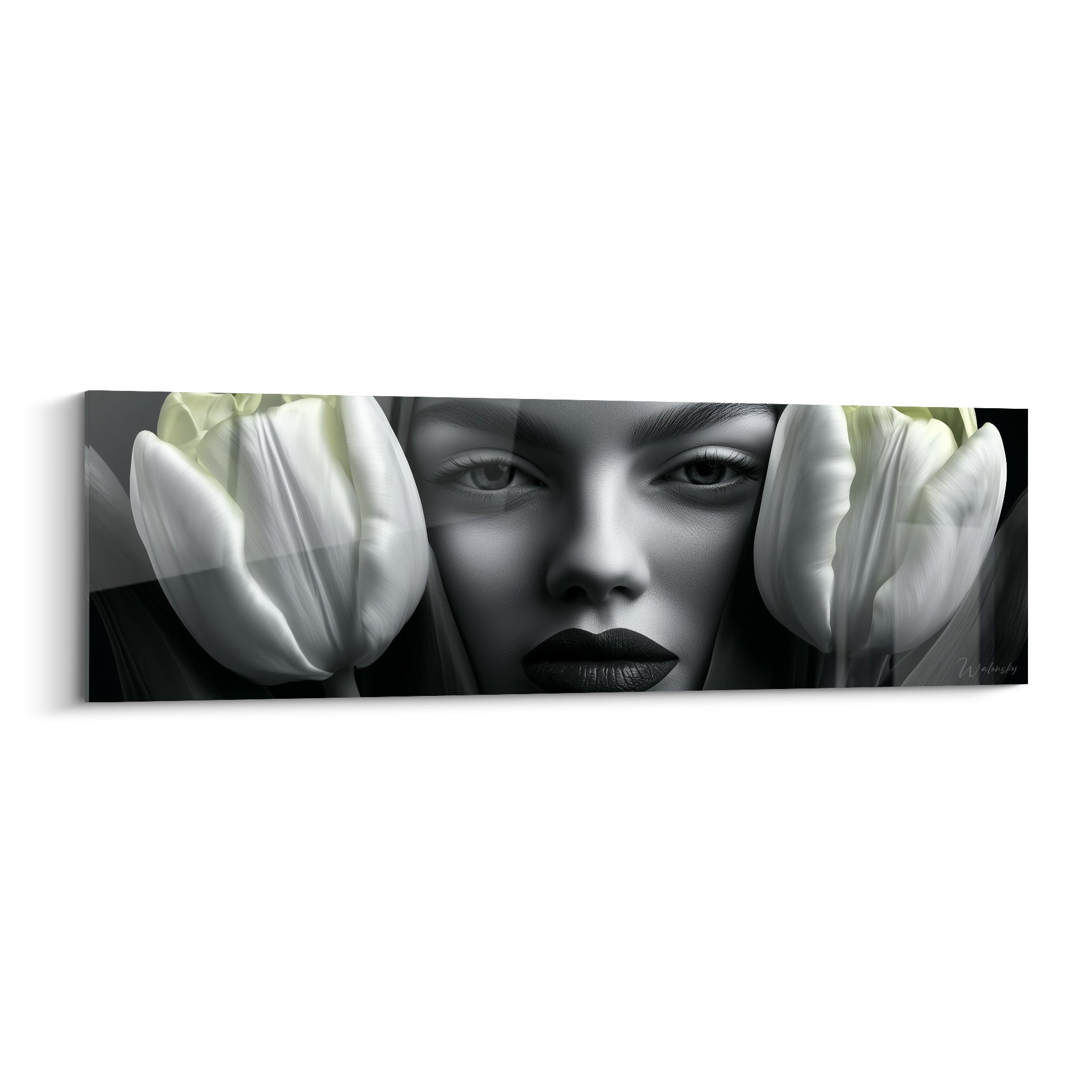 Visage noir et blanc entre deux tulipes ivoire, portrait Tulipe aux lèvres sombres et pétales lumineux
