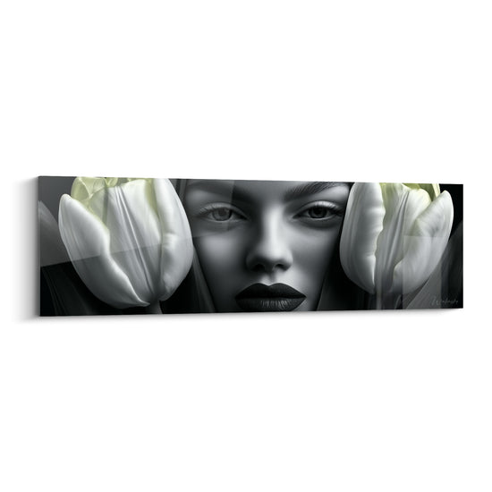 Visage noir et blanc entre deux tulipes ivoire, portrait Tulipe aux lèvres sombres et pétales lumineux