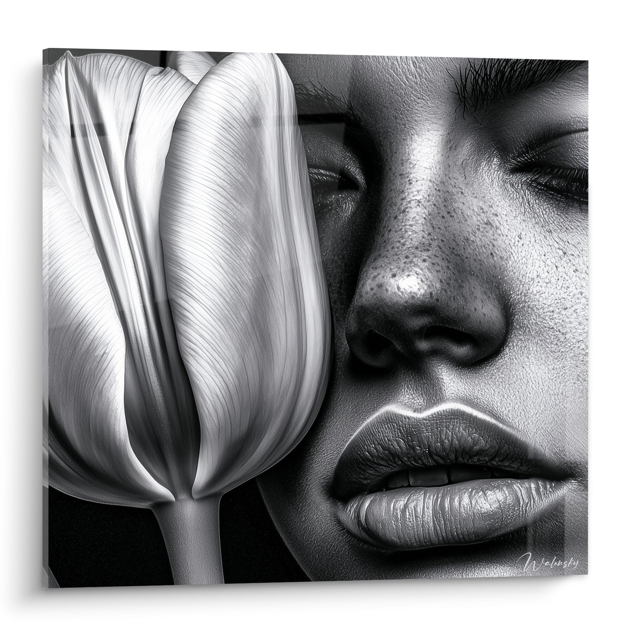 Visage endormi et tulipe blanche fusionnés en noir et gris, texture peau et pétale saisissante.