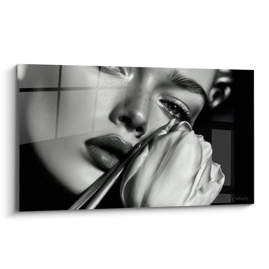 Tulipe blanche effleurant un visage aux ombres noires, regard mi-clos et lumière contrastée saisissante