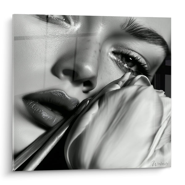 Tableau Visage noir et blanc contre pétale entrouvert - Regard intime rapproché - Edition Tulipe