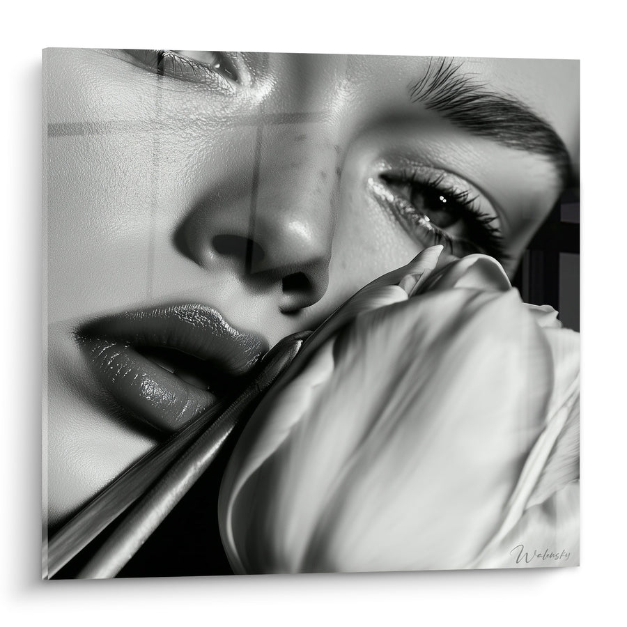 Tableau Visage noir et blanc contre pétale entrouvert - Regard intime rapproché - Edition Tulipe