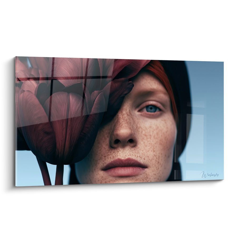 Tableau Tulipe pourpre et bleue sur visage féminin - Regard aux taches de rousseur - Edition Tulipe