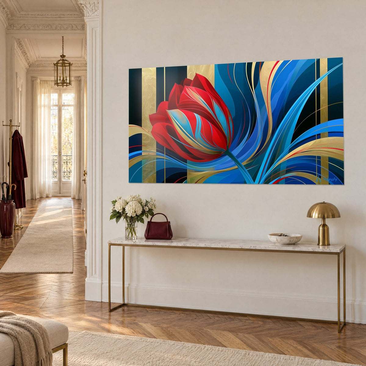 Quadro Fiore scarlatto su sfondo di strisce dorate e arabeschi blu cobalto, vista di tre quarti, consolle e lampada dorata