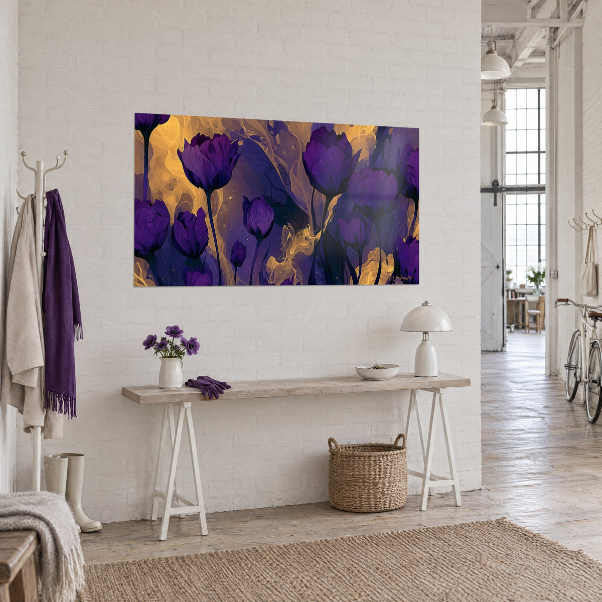 Tableau bouquet de fleurs pourpres aux tiges sombres, brume d'or et d'indigo, accroché au mur blanc d'un loft d'artiste