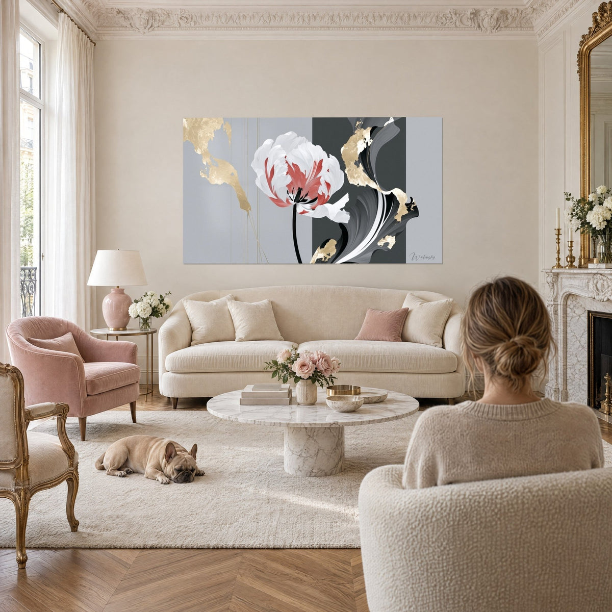 Tableau tulipe blanche aux pétales corail sur fond gris, volute noire et éclats d'or, avec bulldog, au-dessus d'un canapé dans un salon lumineux