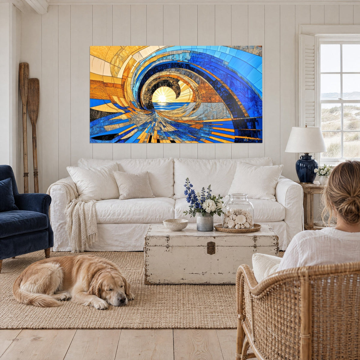 Gemälde Lichttunnel in Gold und Kobaltblau, Sonne im Zentrum einer spiralförmigen Welle, über einem Sofa in einem hellen Wohnzimmer