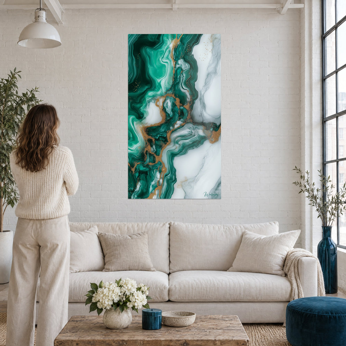 Gemälde abstrakter Marmor in Smaragdgrün und Weiß mit goldenen Adern, auf Ziegelwand über einem Sofa in einem hellen Wohnzimmer