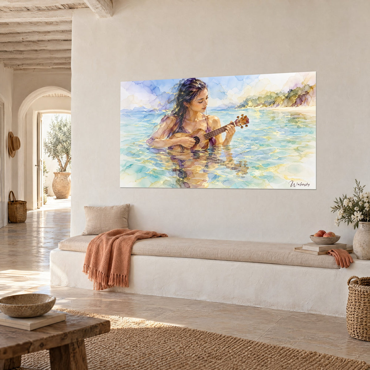 Tableau musicienne immergée serrant son ukulélé en bois, cheveux violets, mer bleu clair, en vue de trois-quarts sur mur beige