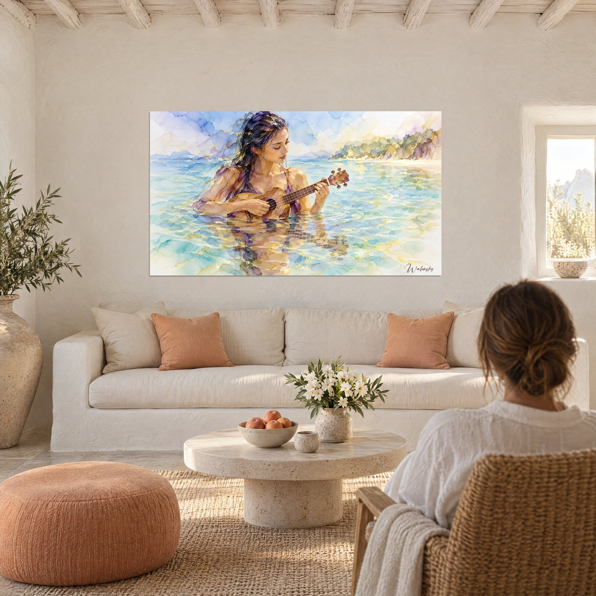 Tableau jeune baigneuse jouant du ukulélé, eau turquoise et reflets dorés, au-dessus d'un canapé dans un salon lumineux