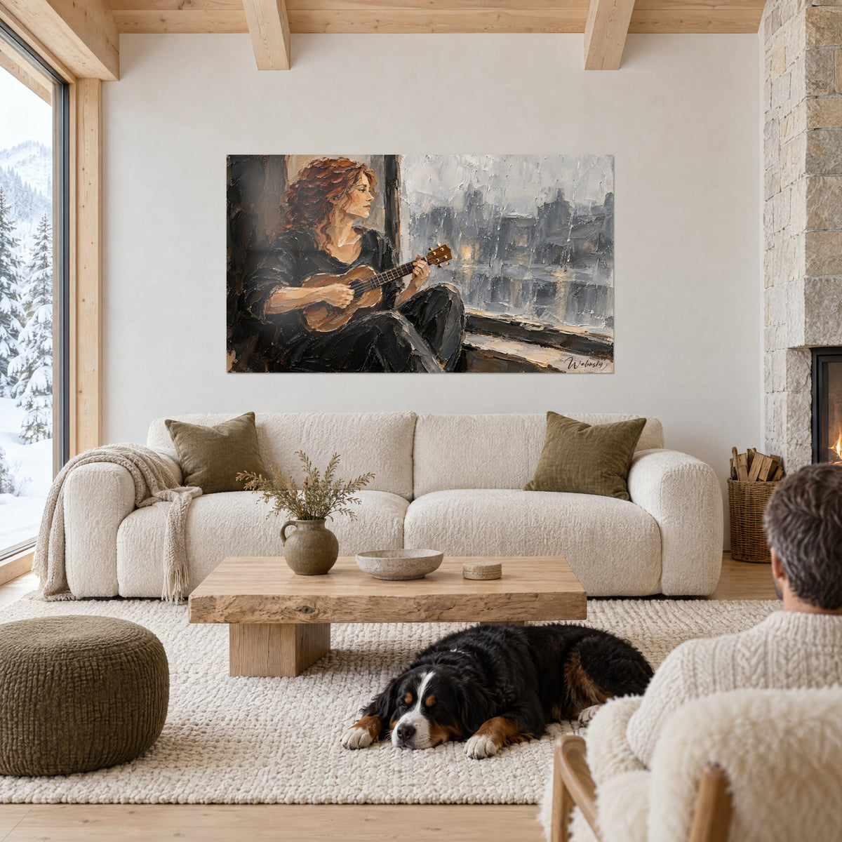 Tableau musicienne rousse grattant son ukulélé, noir et ocre, au-dessus d'un canapé dans un salon lumineux