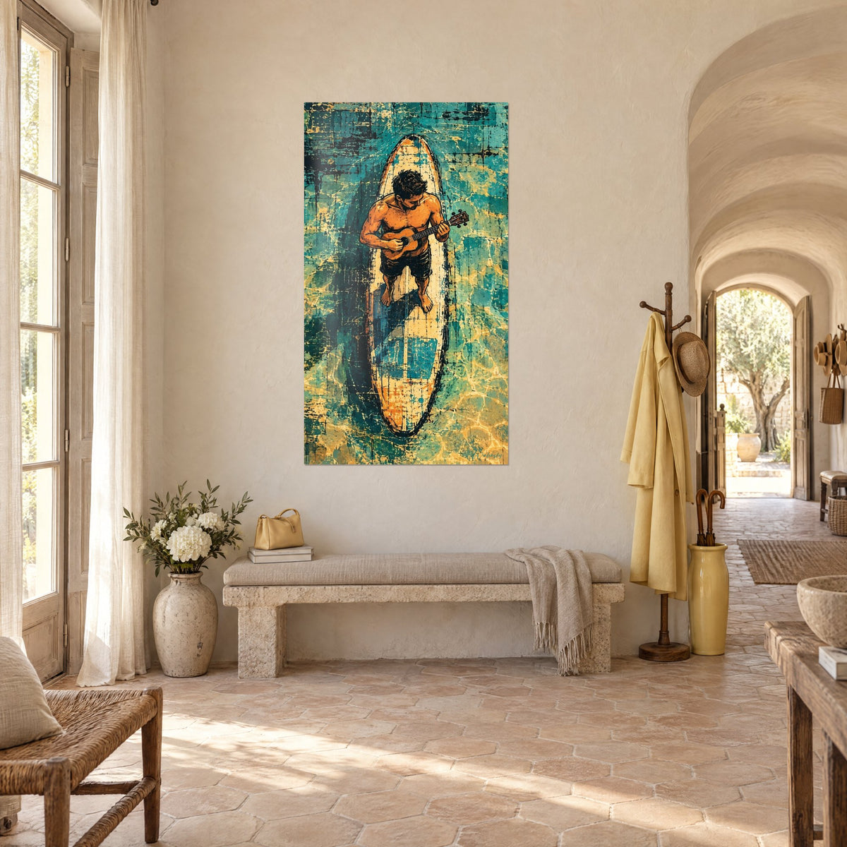 Tableau surfeur à l'ukulélé sur planche crème aux mosaïques bleues, eau dorée et verte, couloir voûté d'un mas provençal