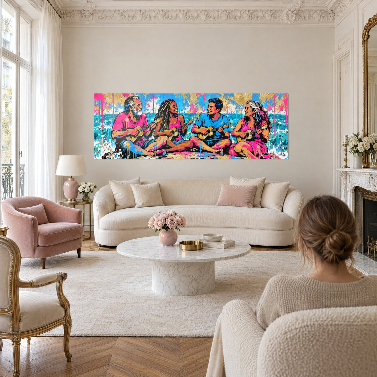 Tableau quatre musiciens assis jouant du ukulélé, rose fuchsia et bleu turquoise, fond doré, au-dessus d'un canapé dans un salon lumineux