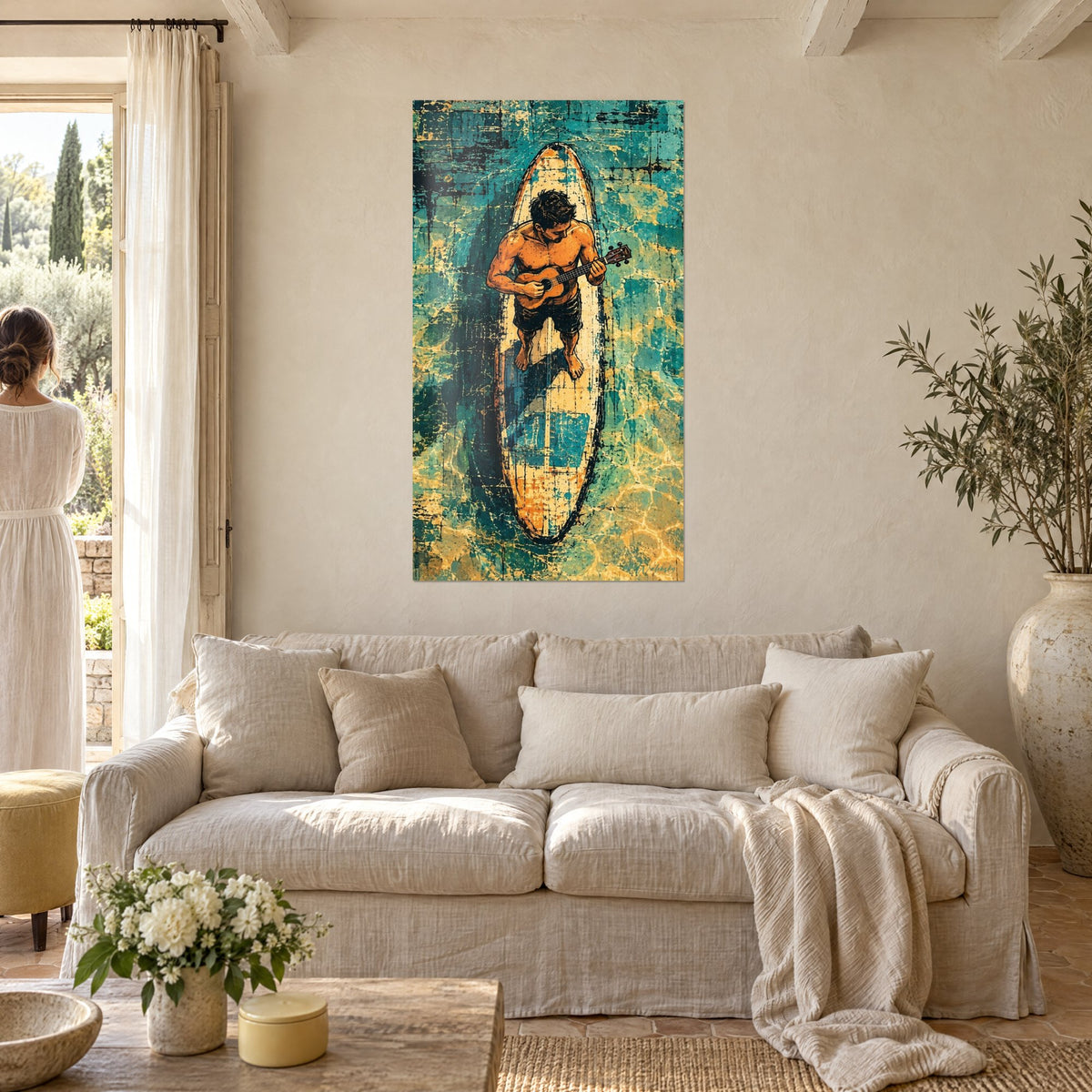 Tableau joueur d'ukulélé torse nu debout sur sa planche ocre et turquoise, vu d'en haut, au-dessus d'un canapé dans un salon lumineux