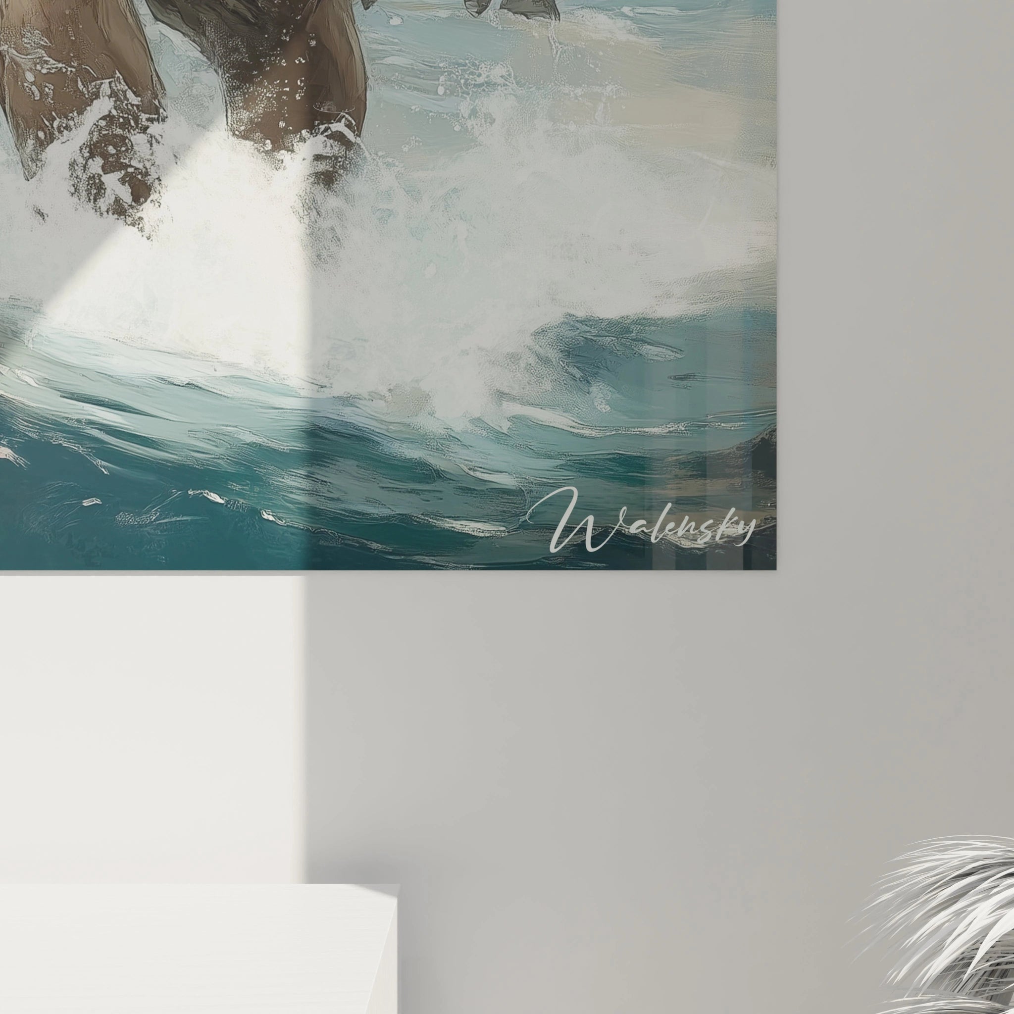 Un tableau Ulysse illustrant un combattant barbu tenant fermement une lance et un bouclier, marchant à travers des vagues bleues écumantes. La composition verticale met en valeur sa silhouette puissante et les textures variées de l'eau, du corps et des drapés gris.
