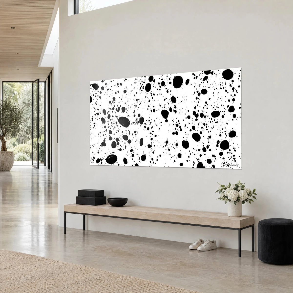 Cuadro de gotas de pintura negra de todos los tamaños sobre blanco puro, visto de tres cuartos, pared gris claro y banco de madera