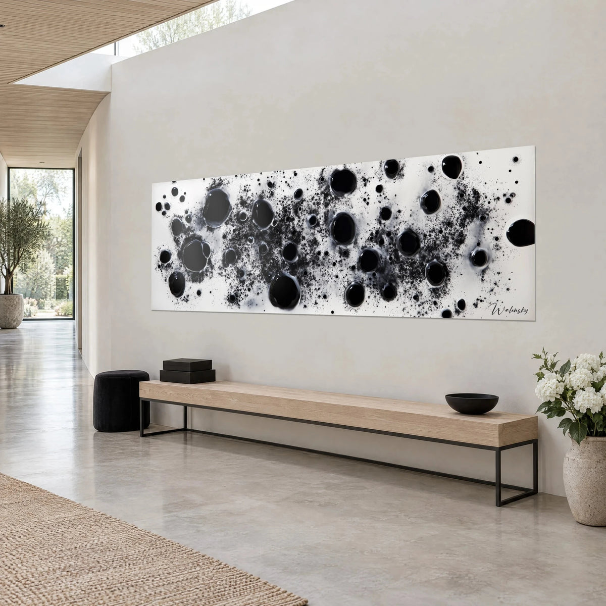 Cuadro de nebulosa de gotas de tinta negra y polvo gris sobre blanco, vista de tres cuartos, pared beige y banco de madera
