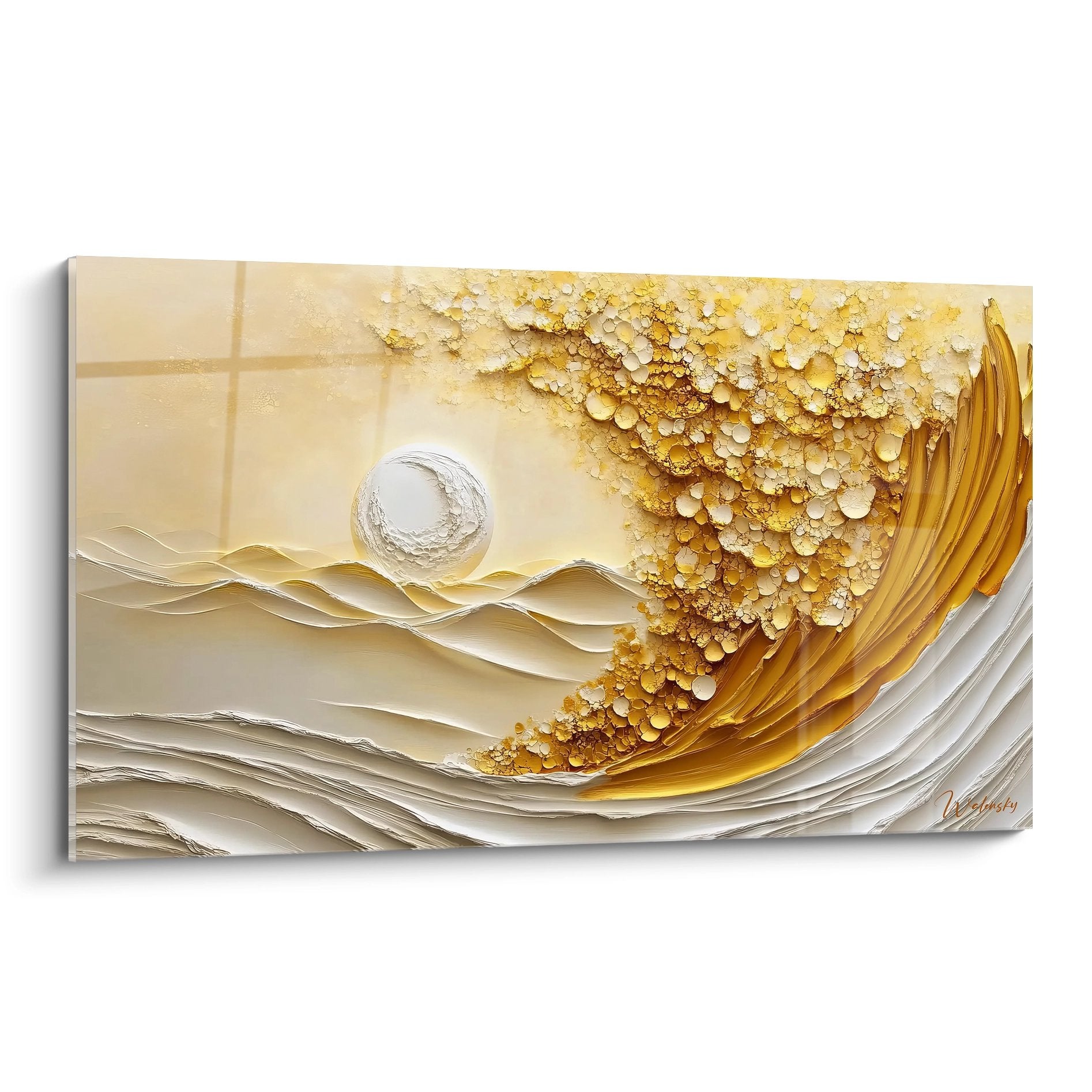 Tableau mural vague dorée abstraite avec sphère cristalline et textures en relief dorées sur fond beige