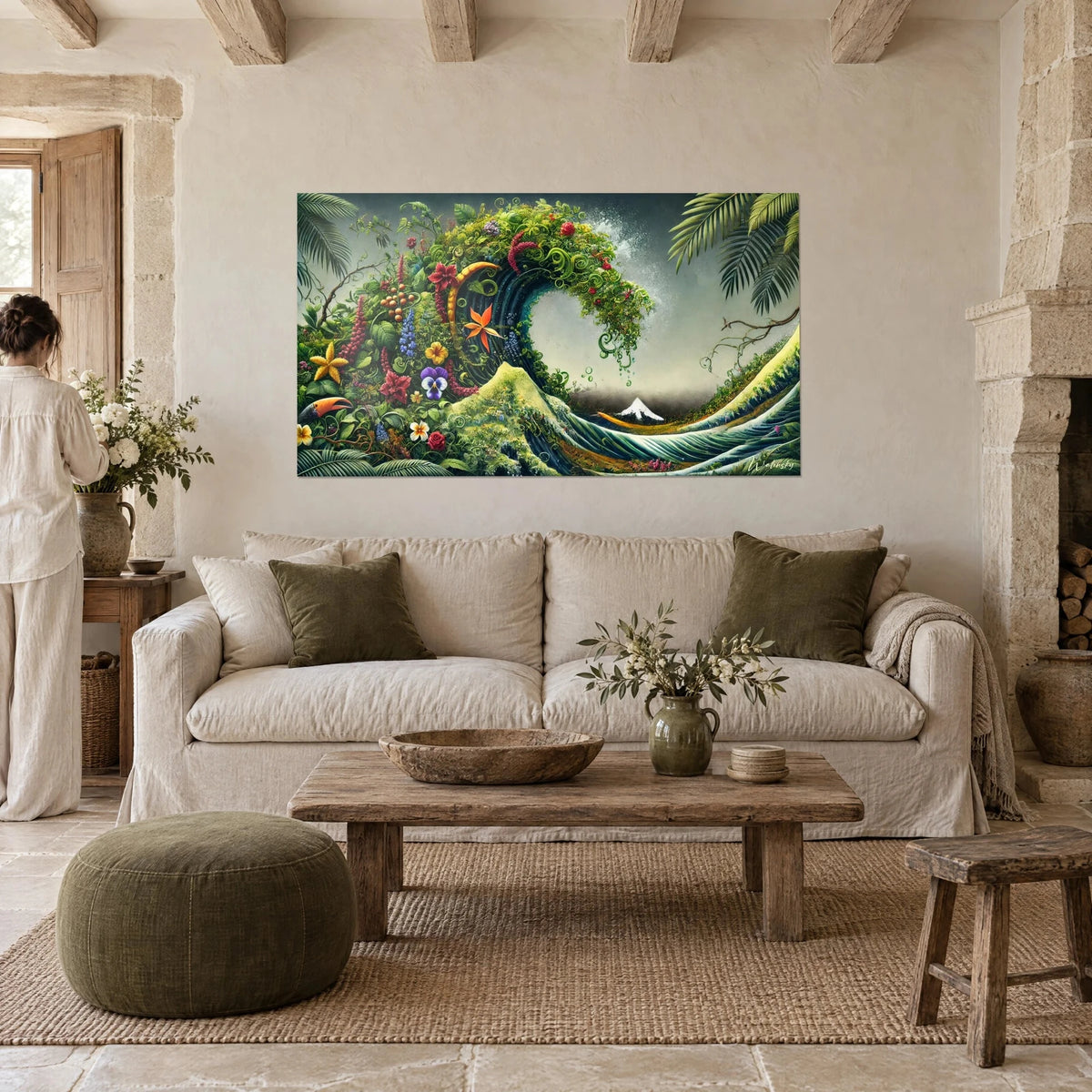 Tableau vague déferlante couverte de fleurs rouges et de lianes vertes, accrochée au-dessus d'un canapé dans un salon lumineux
