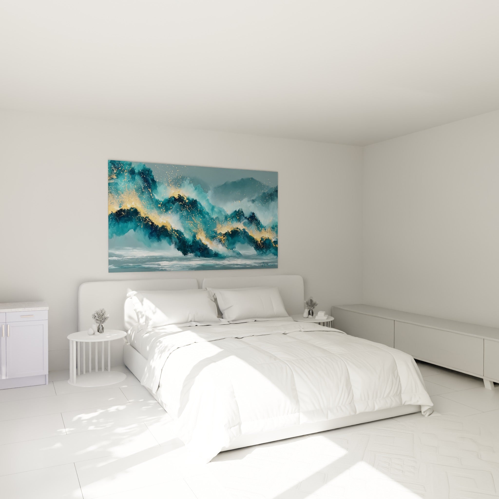 Crête océanique bleu gris et éclats dorés au-dessus d'un lit dans une chambre claire