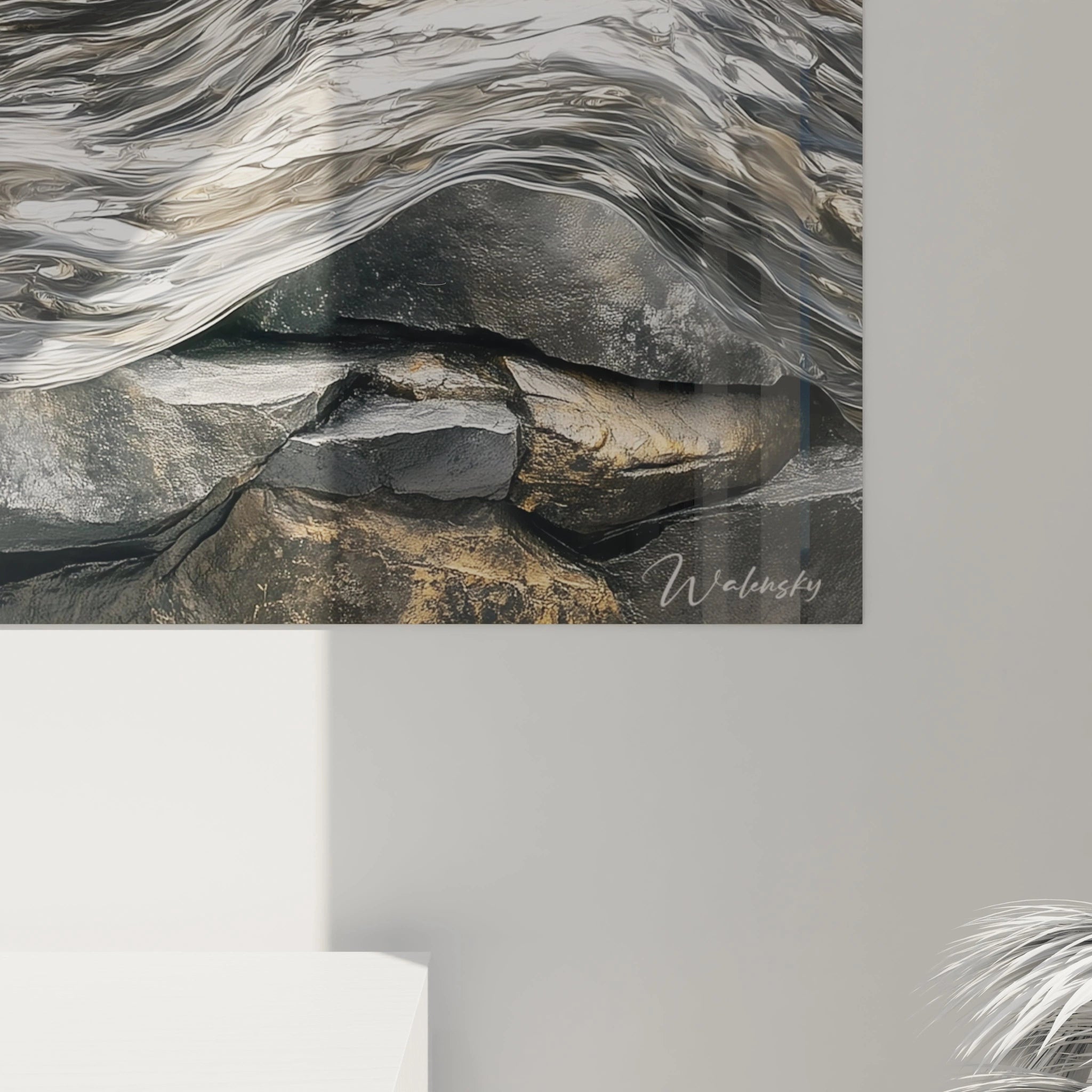 Un tableau abstrait juxtaposant la rugosité de pierres fracturées aux tons gris, noir et or avec la fluidité d'une vague argentée centrale, créant une composition horizontale où les textures contrastées dialoguent entre matières brutes et surfaces lisses réfléchissantes.
