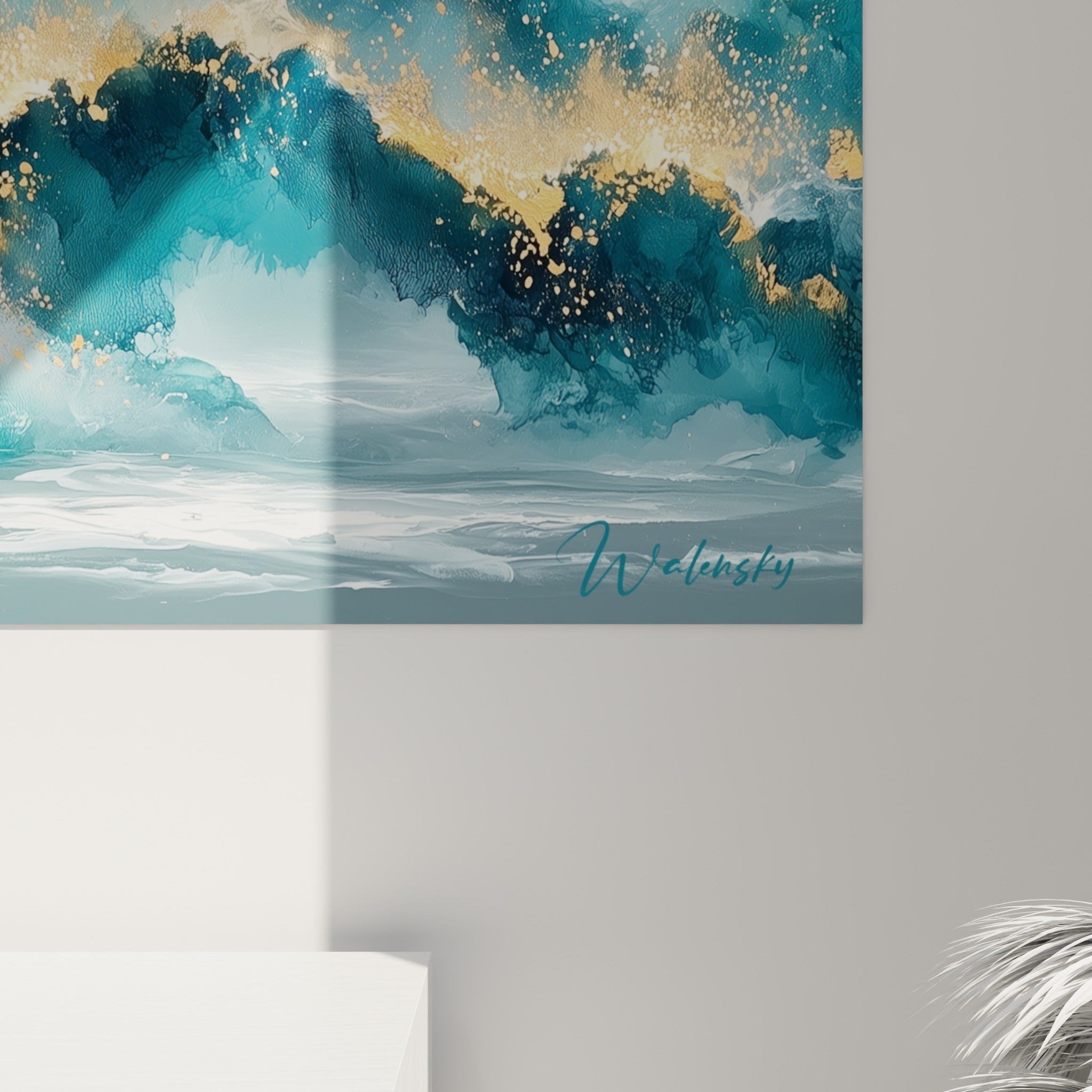 Empâtements dorés et coulures bleu sarcelle qui se mêlent dans la matière picturale de la vague