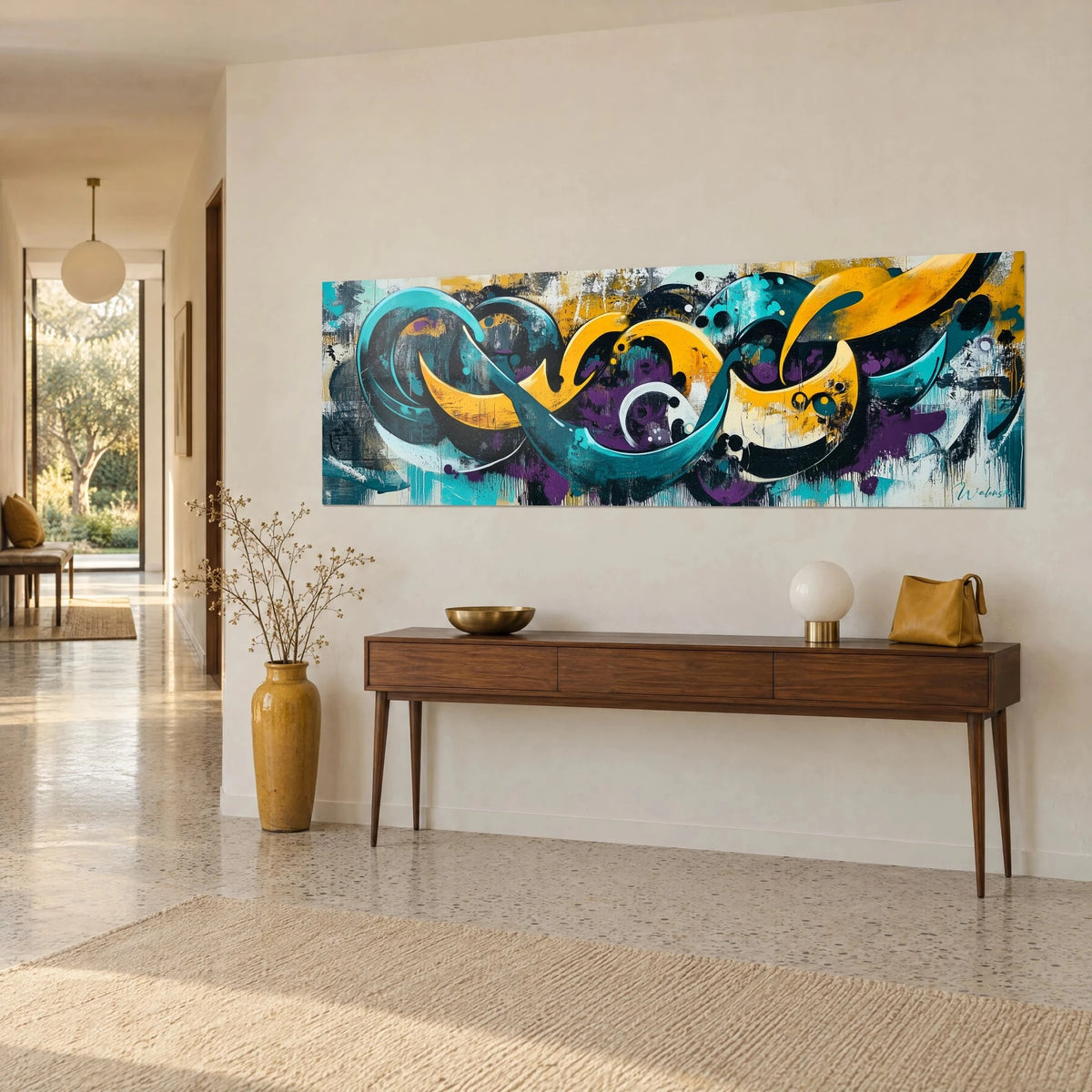 Tableau fresque urbaine aux arabesques turquoise et ocre, coulures blanches, sur mur beige, console en bois, vue de trois-quarts