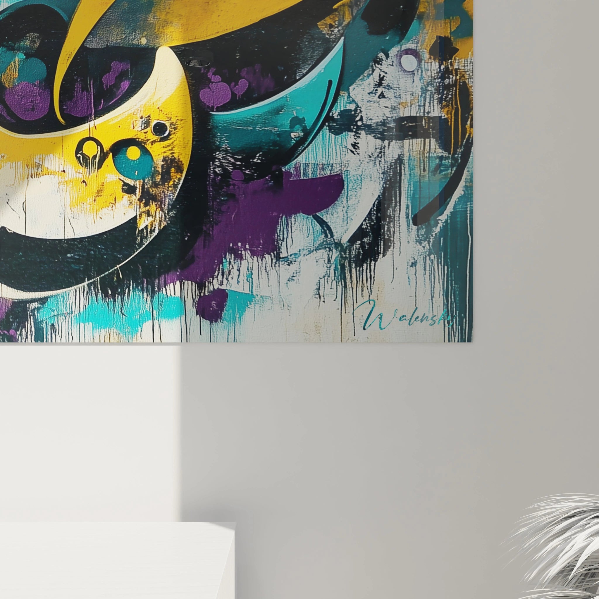 Un tableau abstrait graffiti composé de lignes turquoise sinueuses qui s'entremêlent avec des formes jaunes éclatantes. La composition évoque une vague stylisée s'étirant horizontalement, ponctuée d'accents violets et d'éclaboussures noires, créant un effet de mouvement perpétuel sur fond texturé clair.
