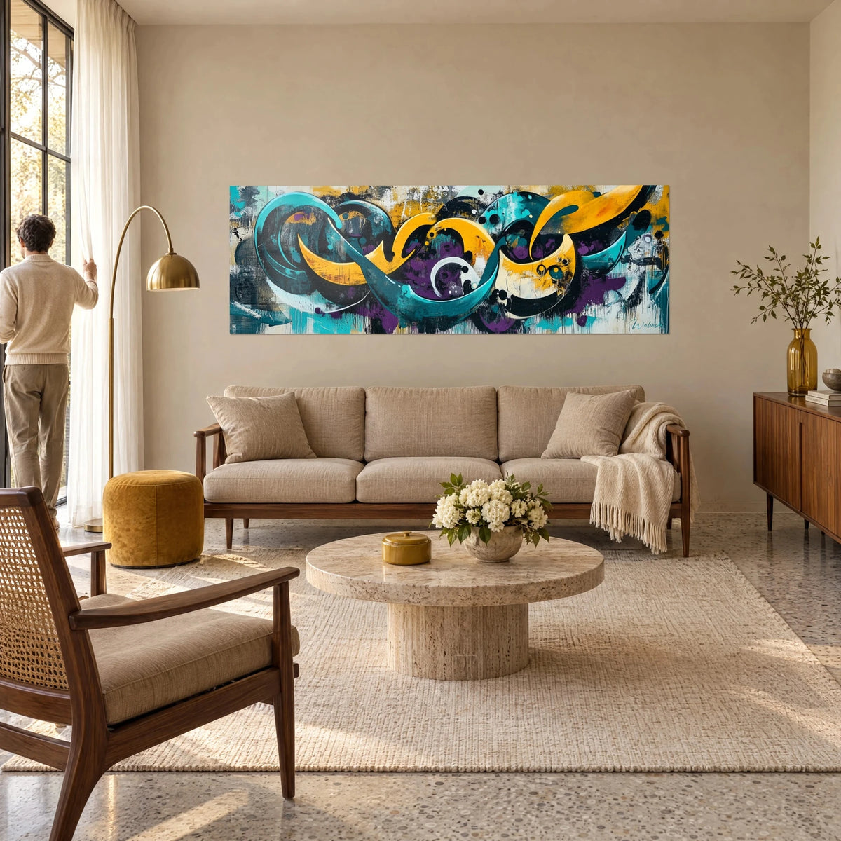 Tableau graffiti en volutes sarcelle et jaune moutarde sur fond violet, vu de dos, au-dessus d'un canapé dans un salon lumineux